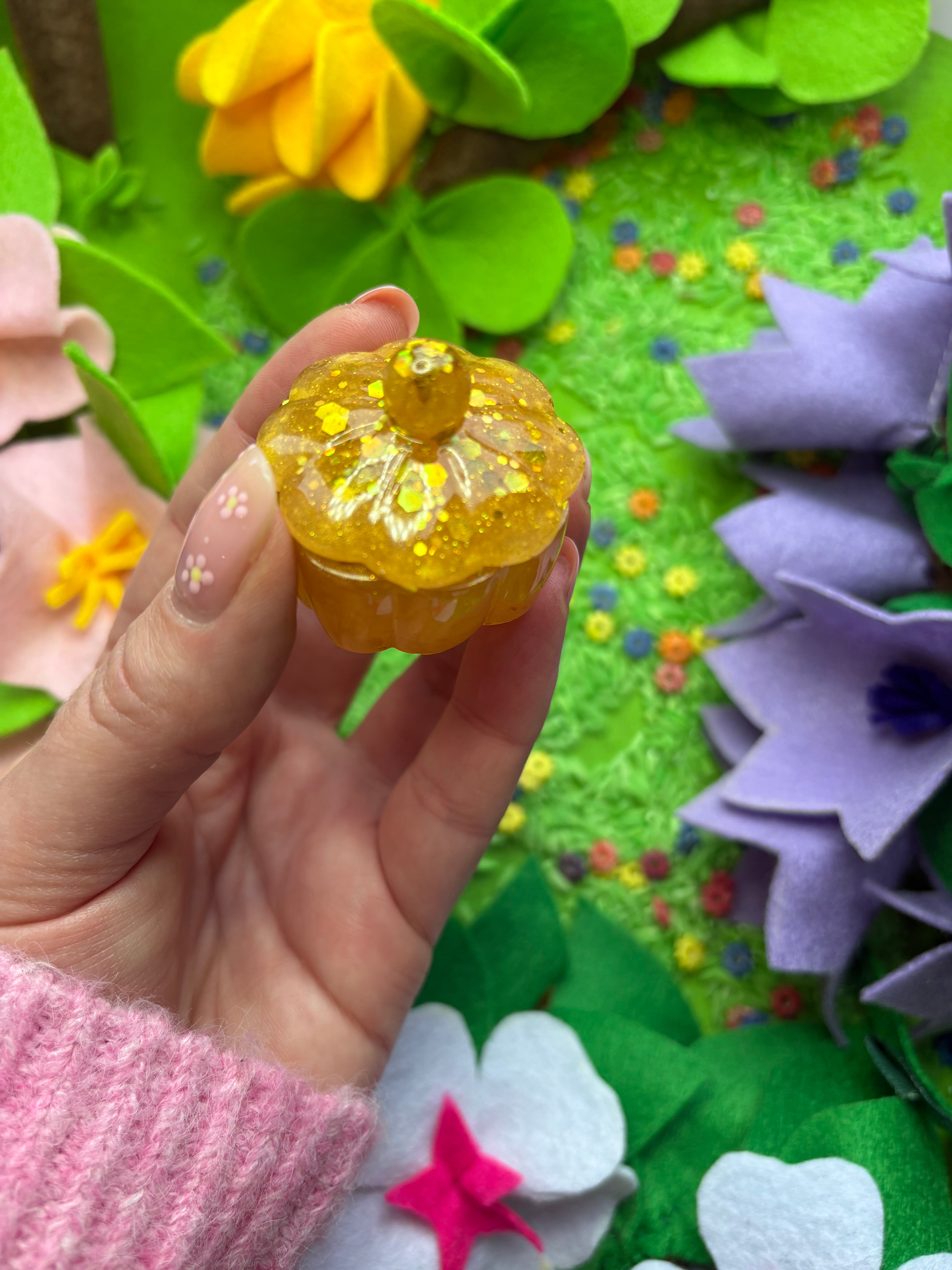 Little flower pot with a lid