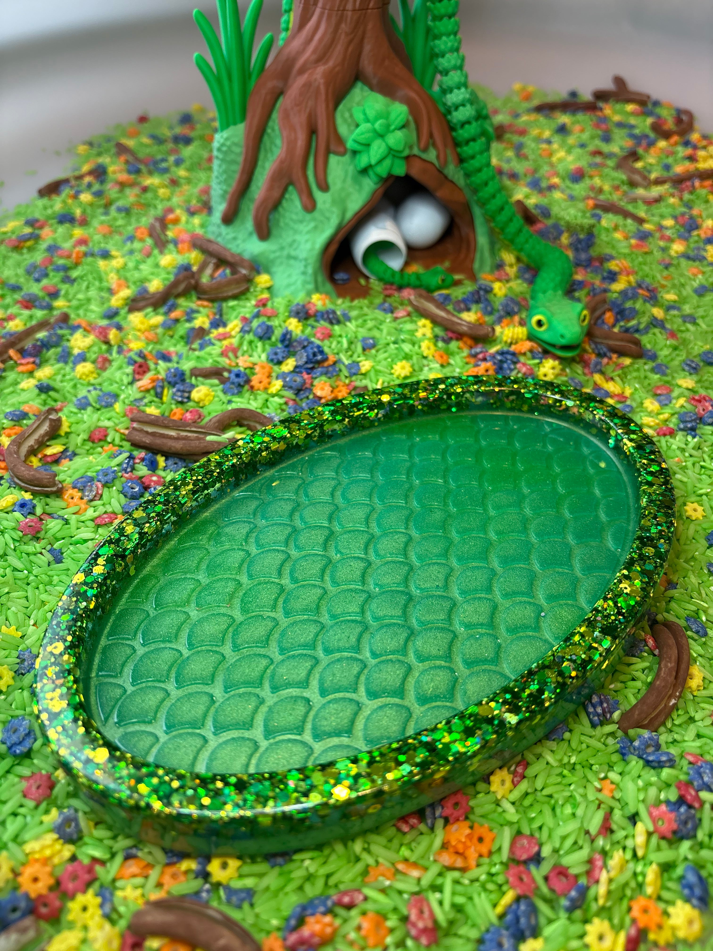 Tray with a scale pattern