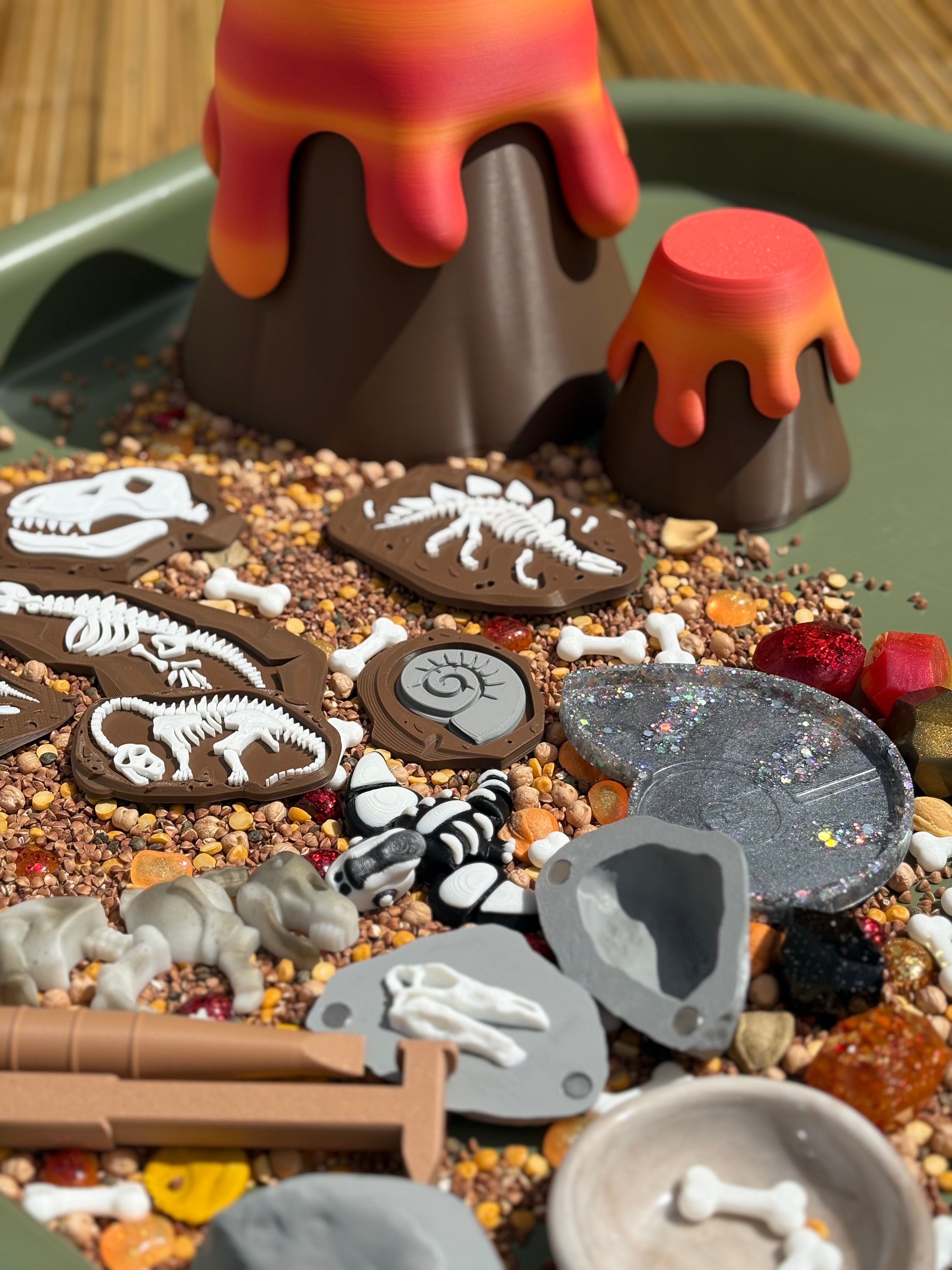 Tip & Play Dino Box