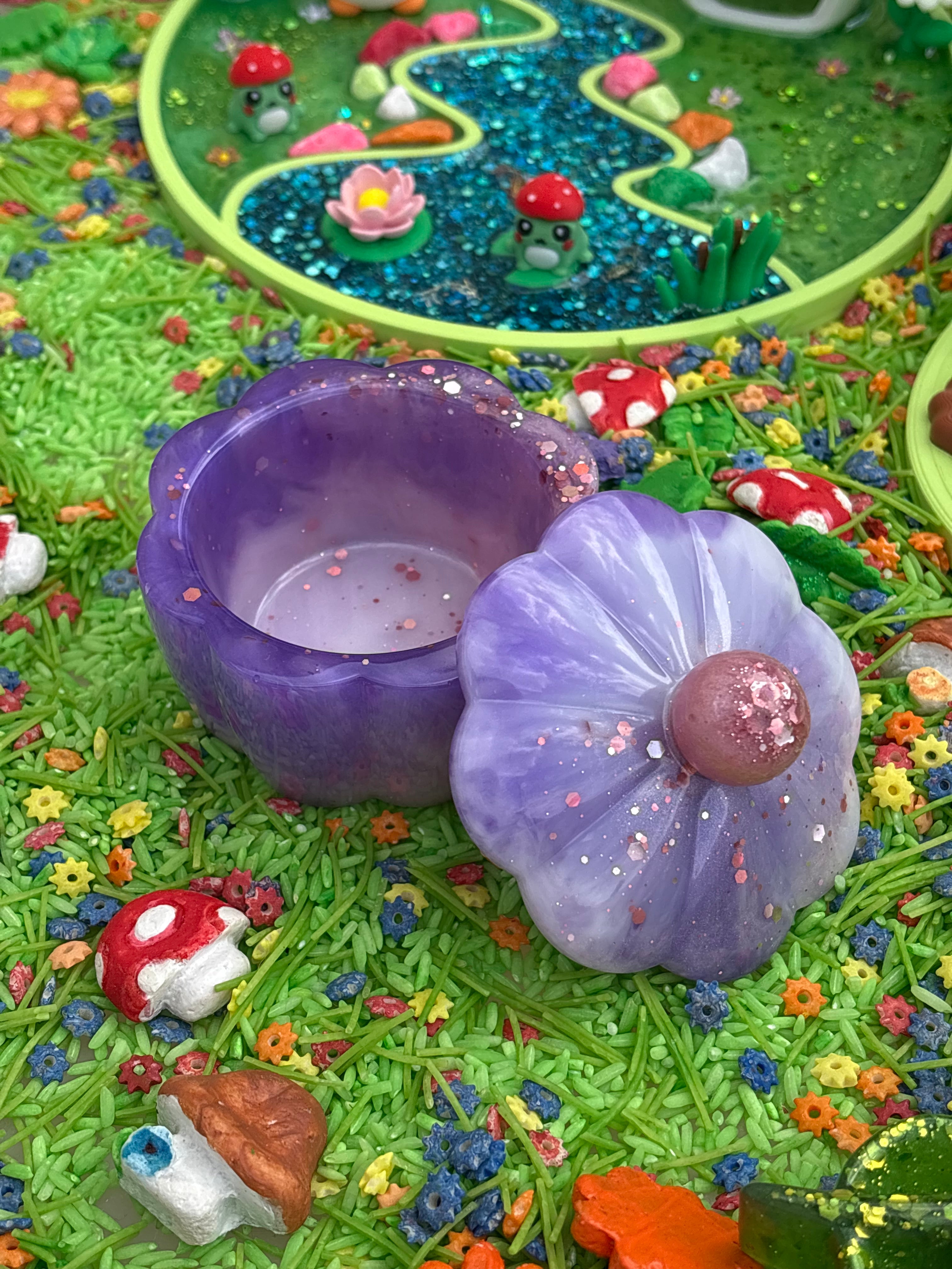 Resin flower pot with lid