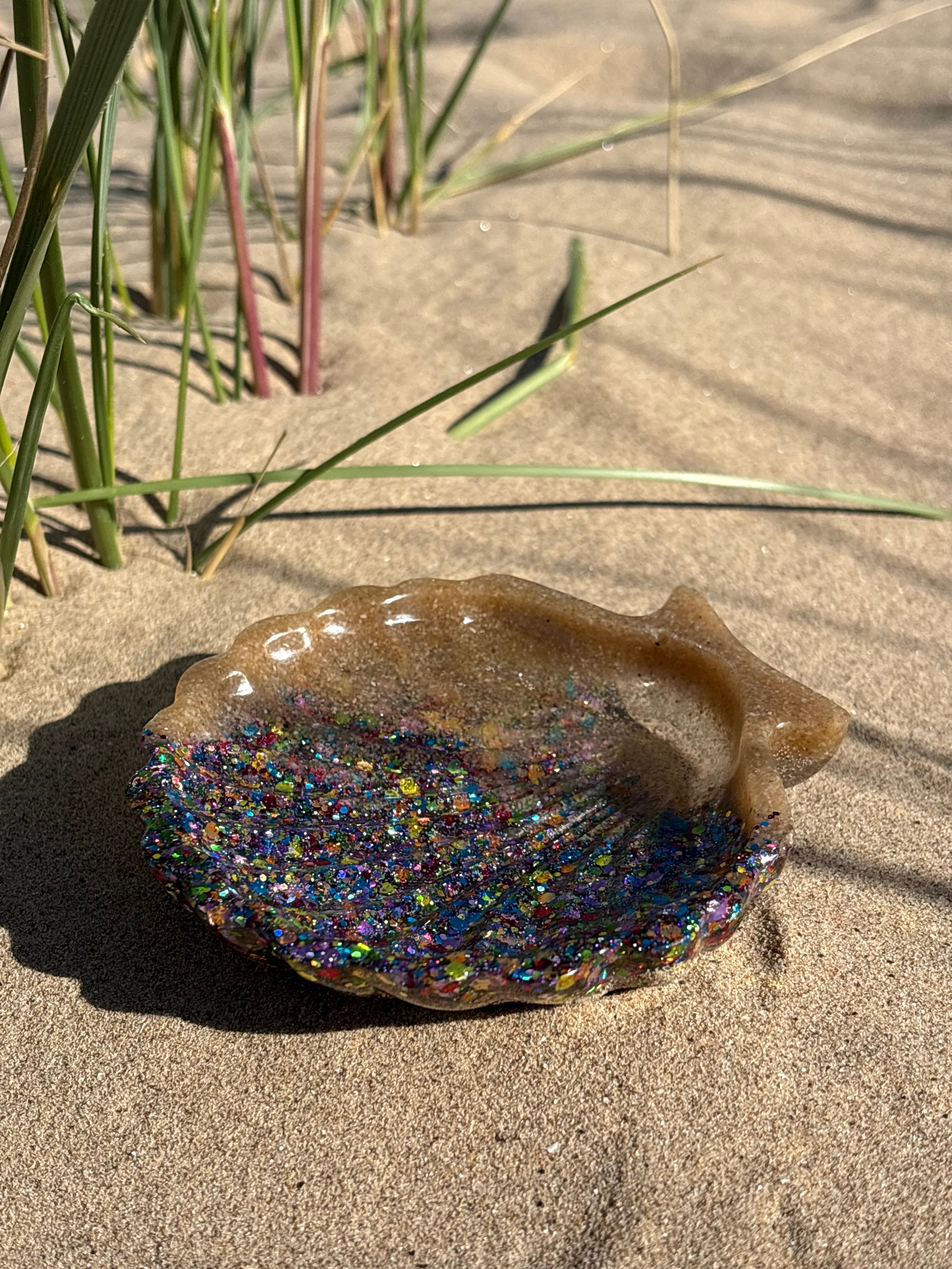 Scallop shell (sand and glitter)